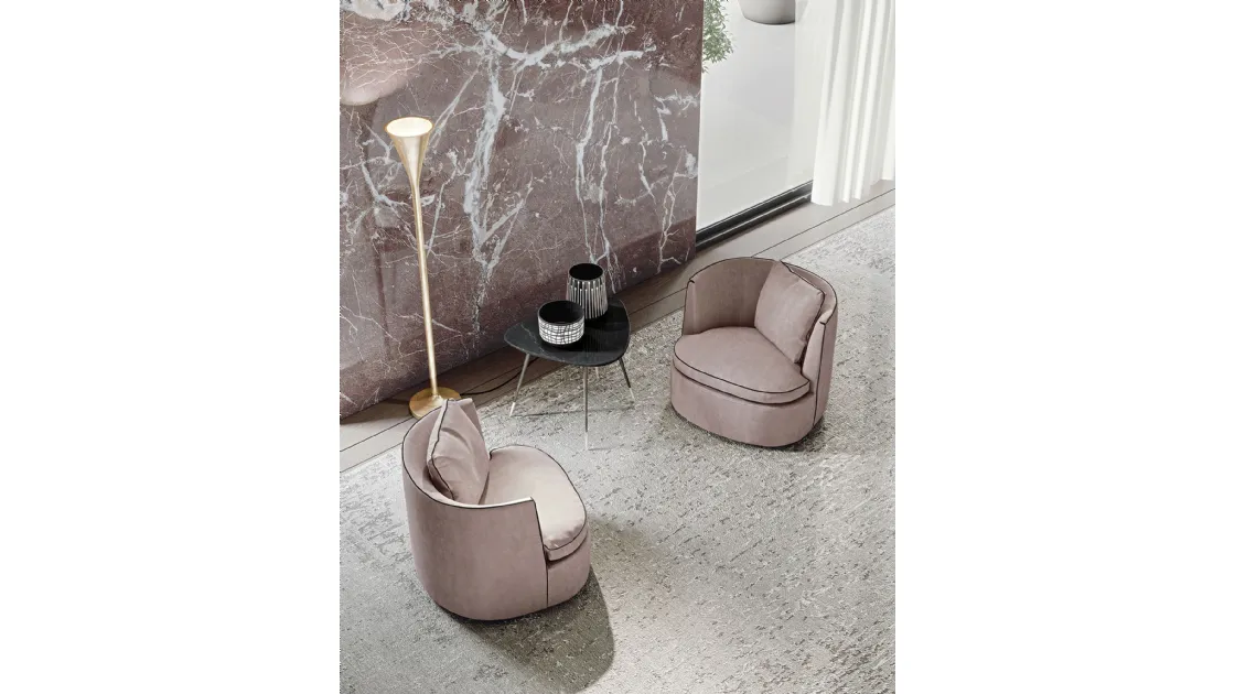 Round-shaped armchair upholstered in Bessie leather by Frigerio.