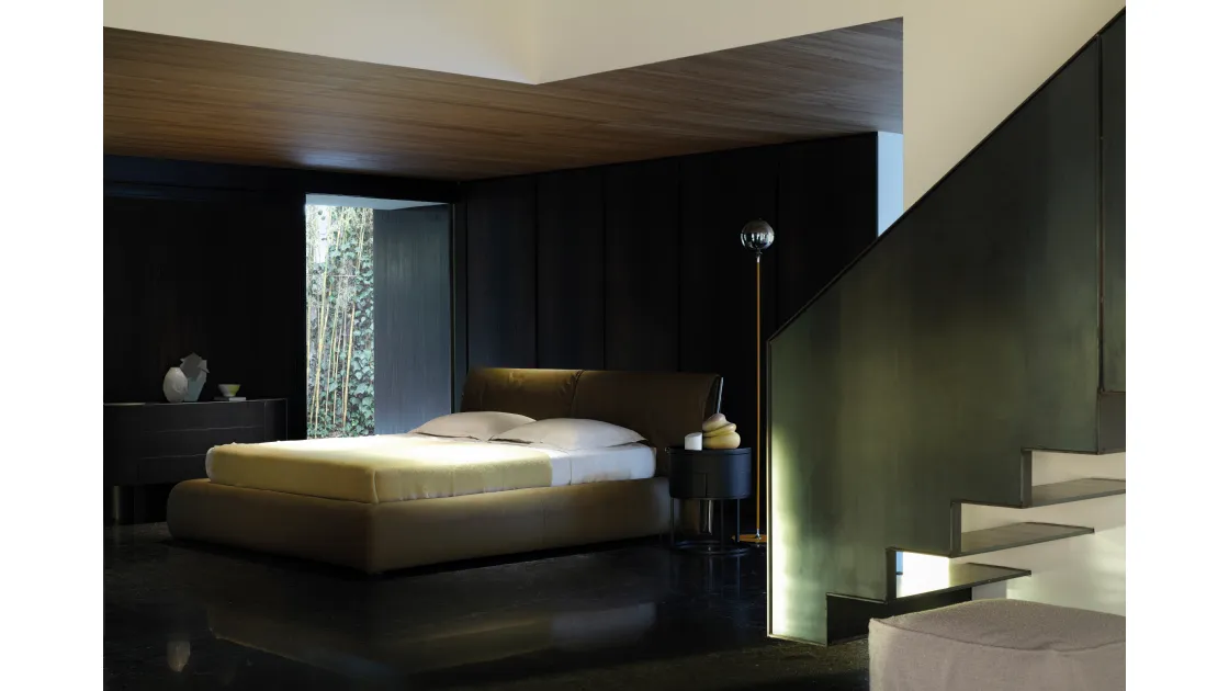 Leather bed with padded Cierre Belt.