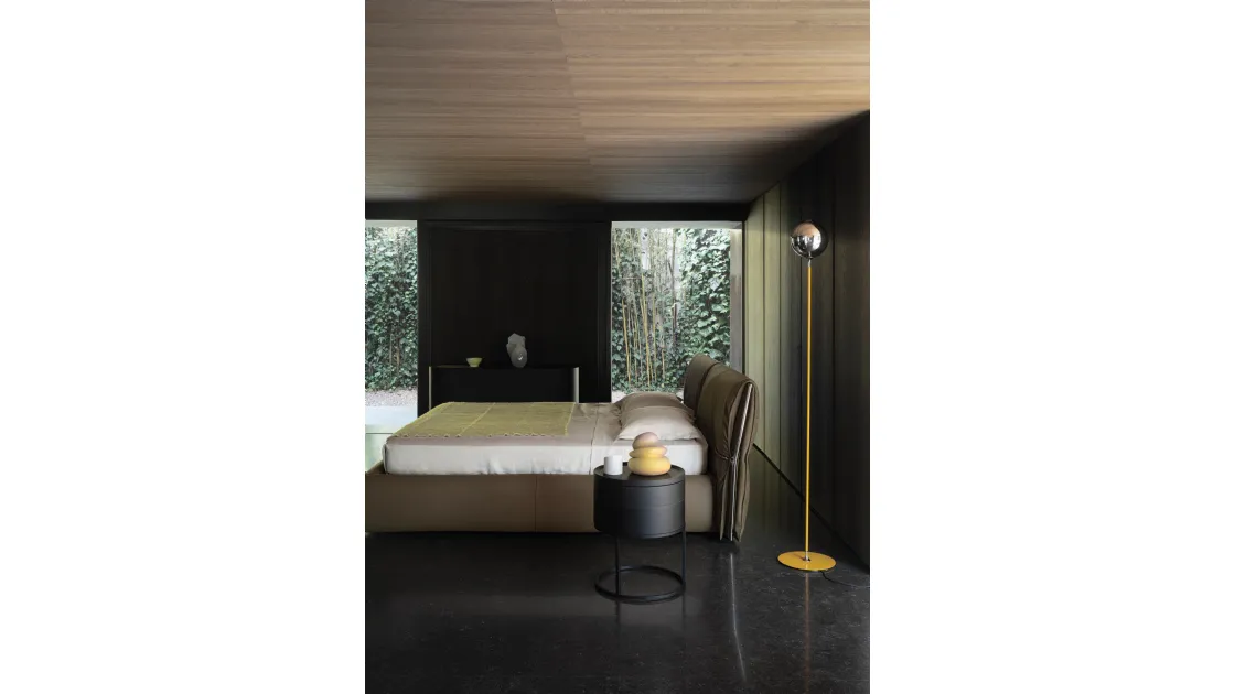 Leather padded Cierre Bed
