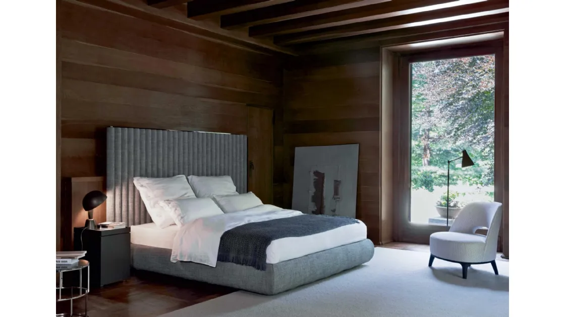 Upholstered bed with Biarritz headboard by Flexform.