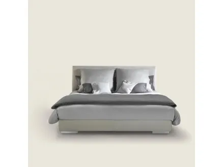 Magnum bed in padded fabric by Flexform