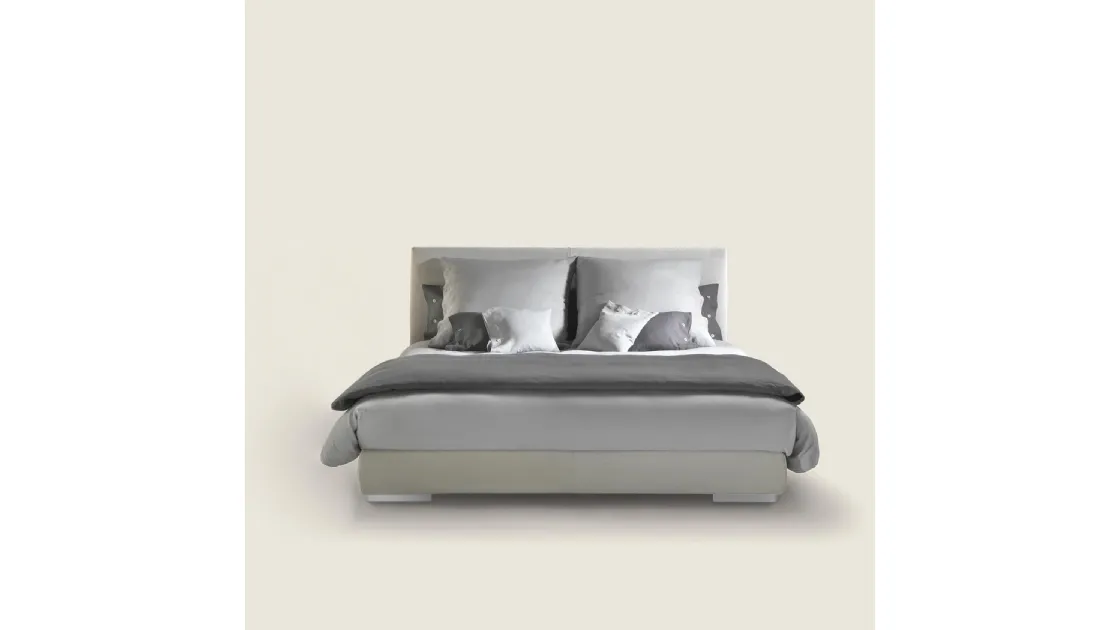 Magnum bed in padded fabric by Flexform
