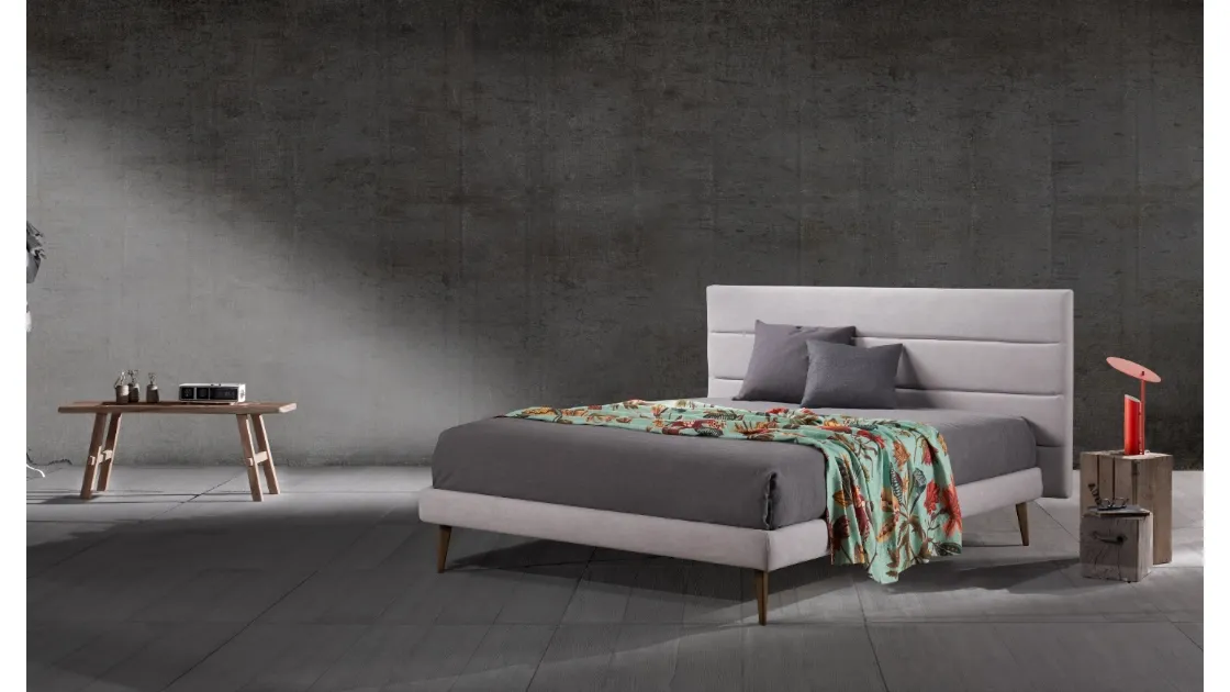 Bed with headboard in quilted fabric with horizontal bands Megan by Excò