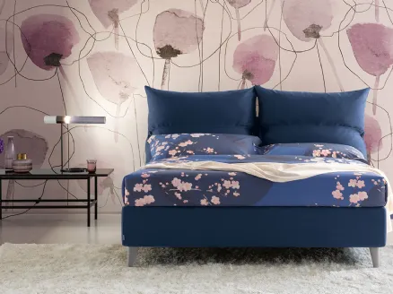 Upholstered bed in Posh fabric by Oggioni.