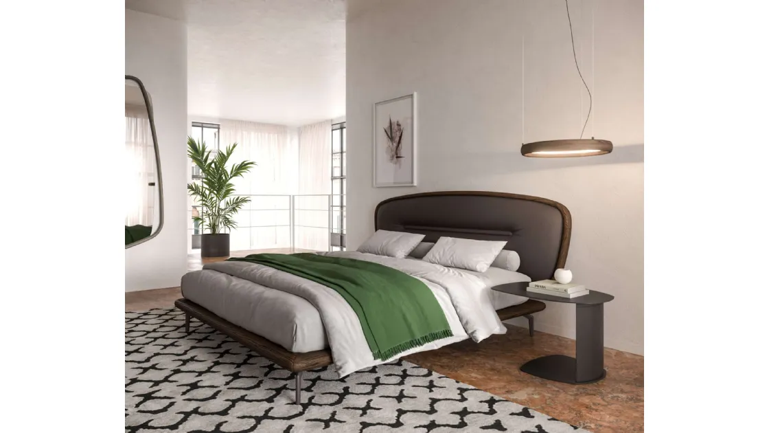 Romance leather bed by Ozzio.