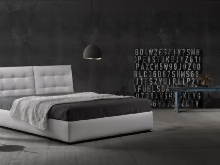 Zoè Quattro Ring 28 upholstered velvet bed by Excò.