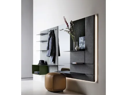 Mobile entrance Avenue Boiserie in fabric with metal shelves by Kristalia.