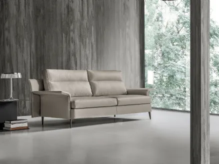 Linear sofa Detar in leather by Excò