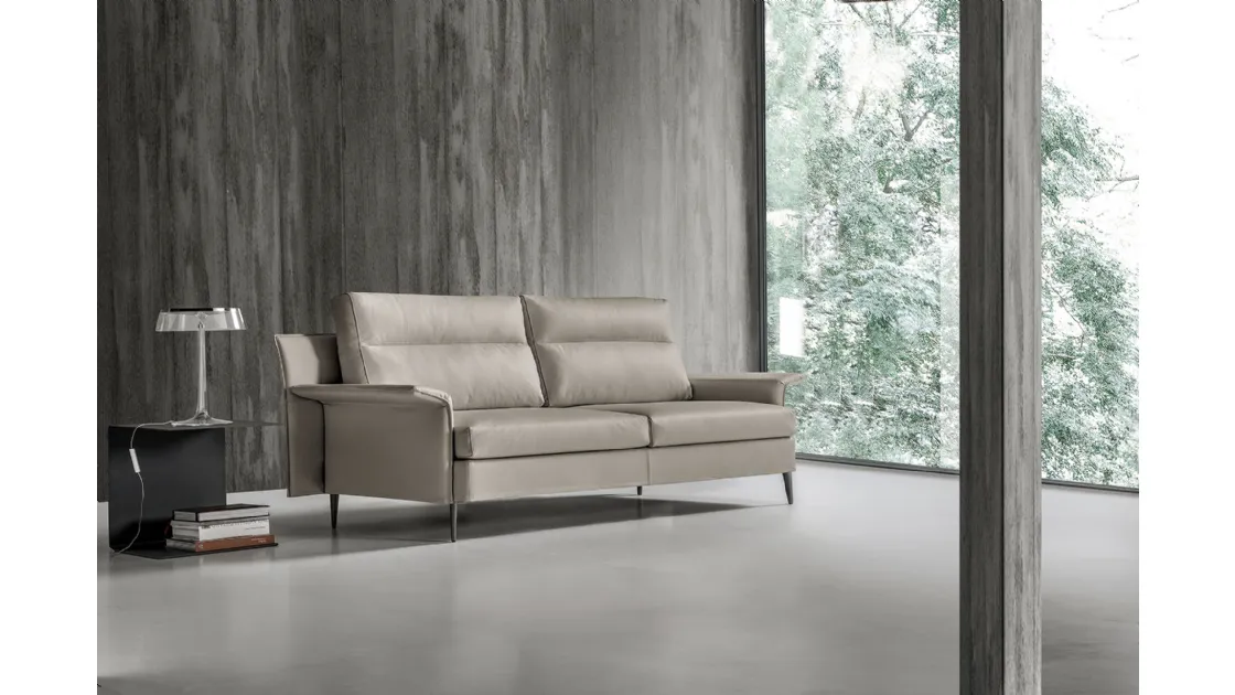 Linear sofa Detar in leather by Excò