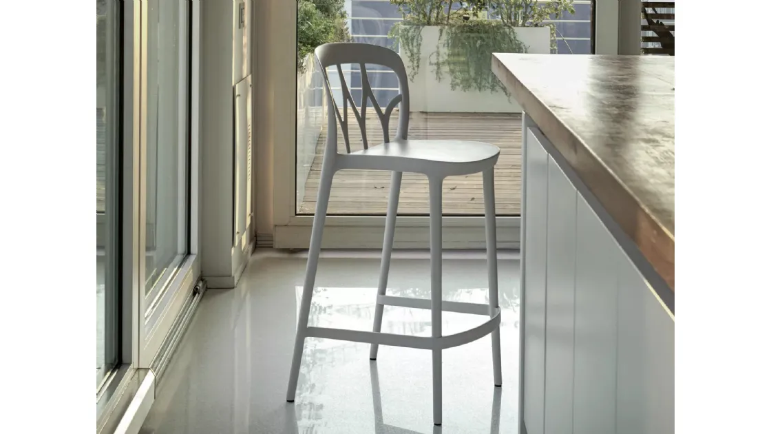 Galaxy stool in polypropylene by Bontempi.