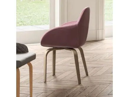 Chair with velvet armrests with Gavia wooden legs by Ozzio