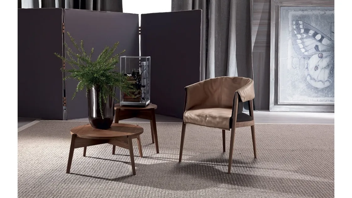 Liza chair with leather upholstery and solid wood structure by Frigerio.