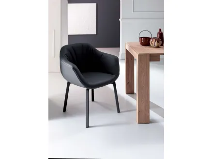 Nelson chair with armrests in padded leather with metal legs by Ozzio