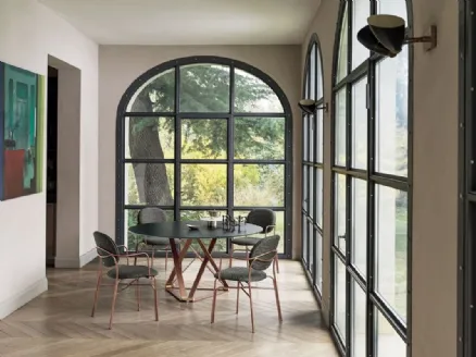 Round Delta table in scratch-resistant glass with lacquered steel base by Bontempi.