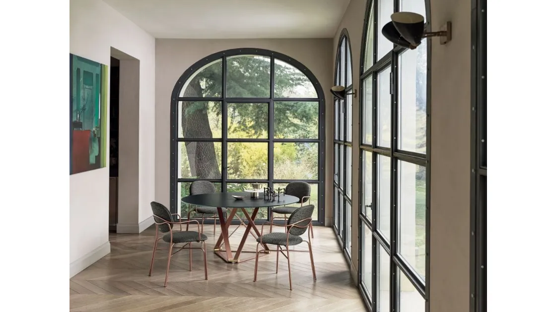 Round Delta table in scratch-resistant glass with lacquered steel base by Bontempi.