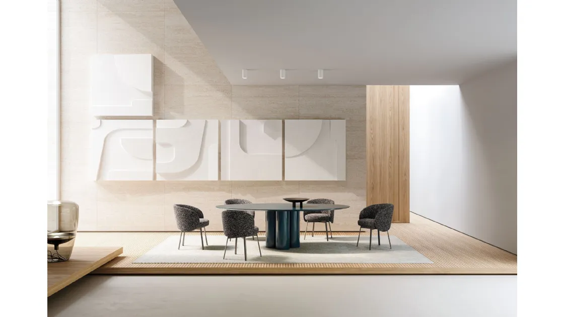 Round glossy lacquered table with a base formed by three Elly columns from Frigerio.