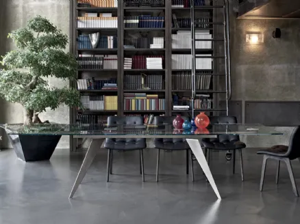 Extendable glass dining table Ramos with steel base by Bontempi.