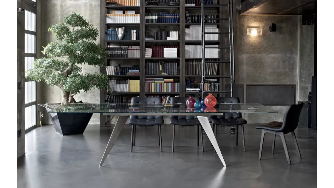 Extendable glass dining table Ramos with steel base by Bontempi.