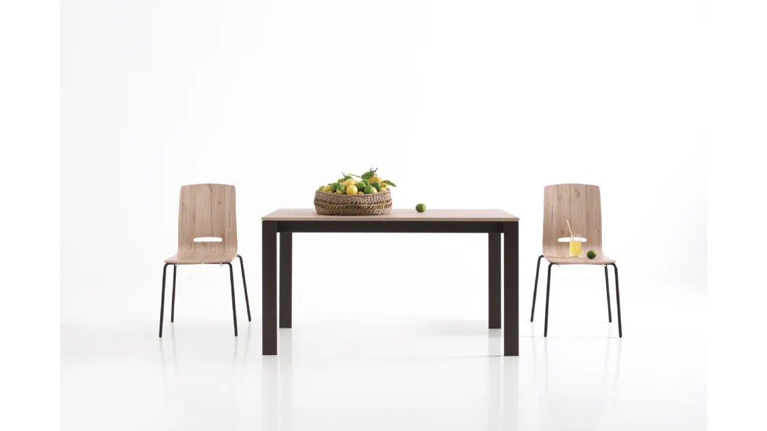 Extendable Simple table by Pointhouse.