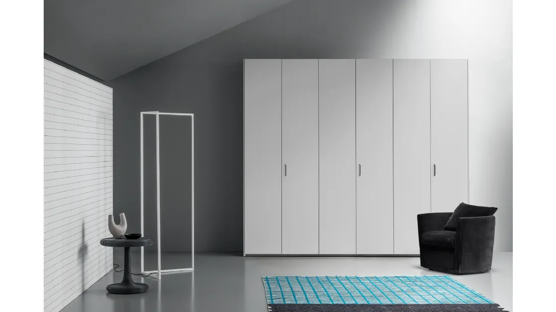 Wardrobe with Aria Simple Incavo swing doors by Kristalia.