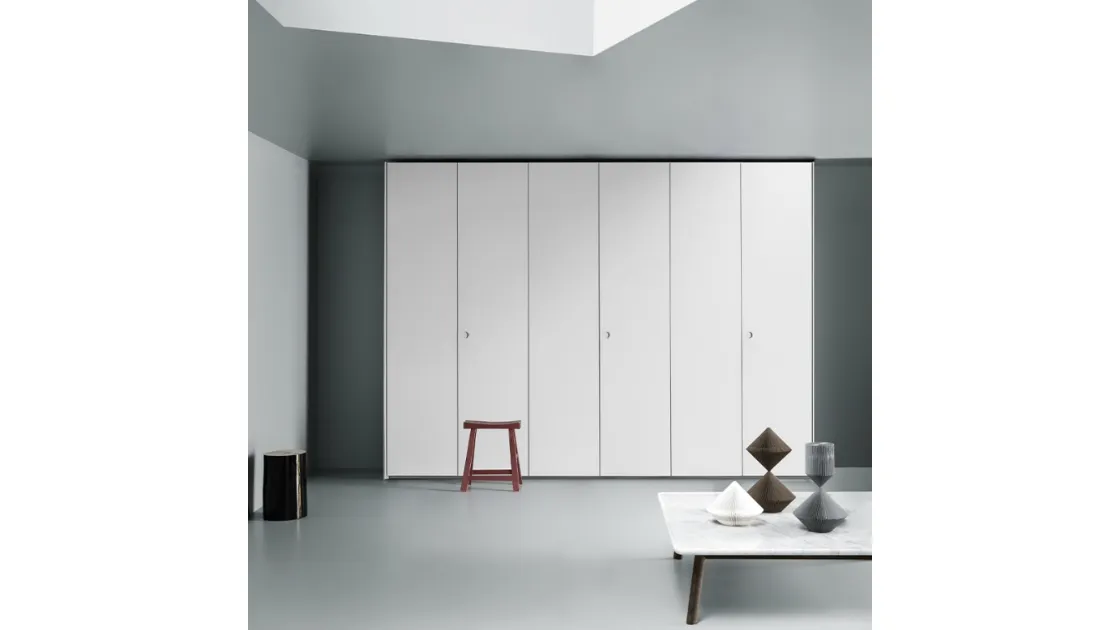 Wardrobe with hinged doors Aria Simple Recessed by Kristalia.