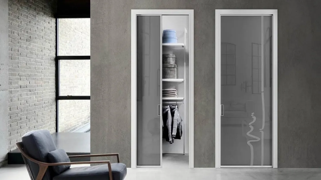 Sliding interior door in silk-screened glass with a disappearing Zeus aluminum frame by Doal.