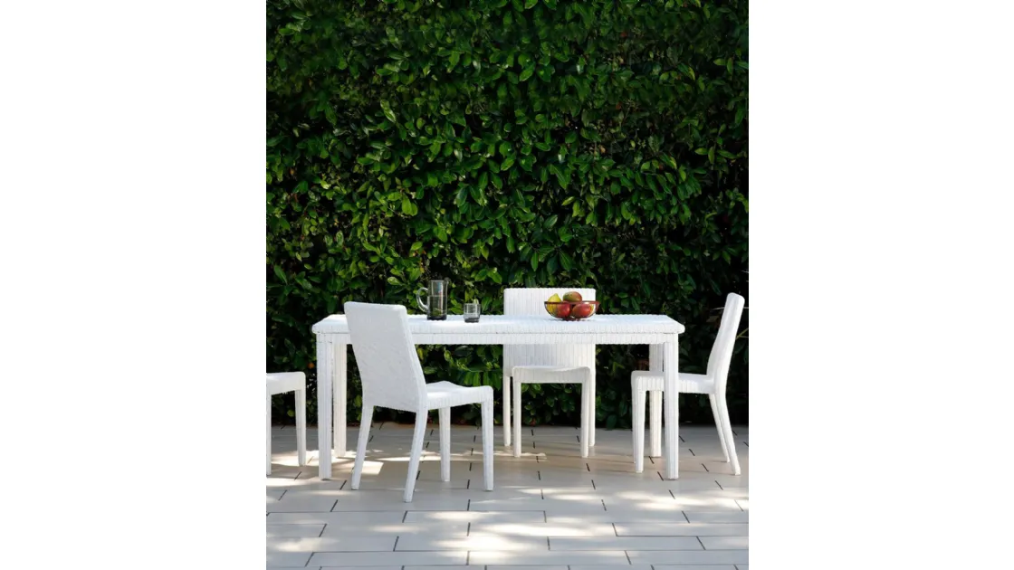 Table and Agorà chairs in synthetic fiber by Unopiu.