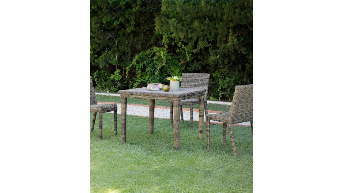 Agorà table and chairs in synthetic fiber by Unopiu.