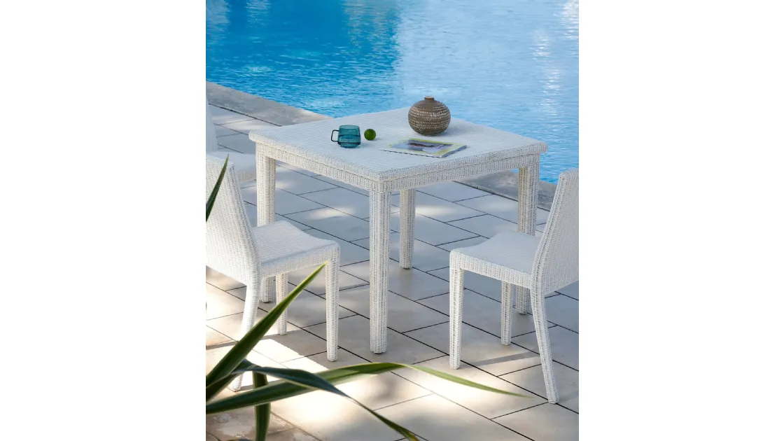 Table and Agorà Chairs in synthetic fiber by Unopiu.