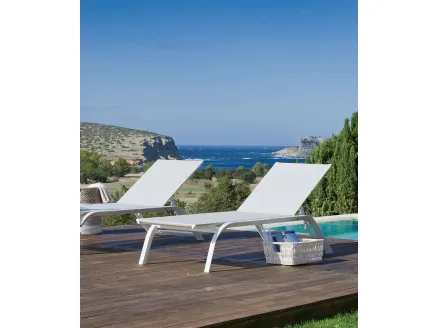 Panarea sun lounger in aluminium and Unopiu fabric.