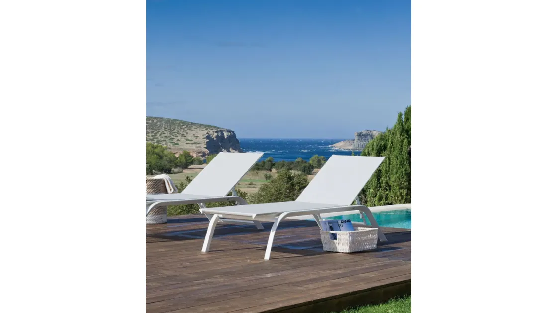 Panarea sun lounger in aluminium and Unopiu fabric.